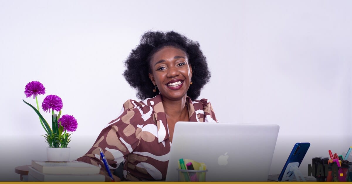Femme d'affaires africaine travaillant à son bureau