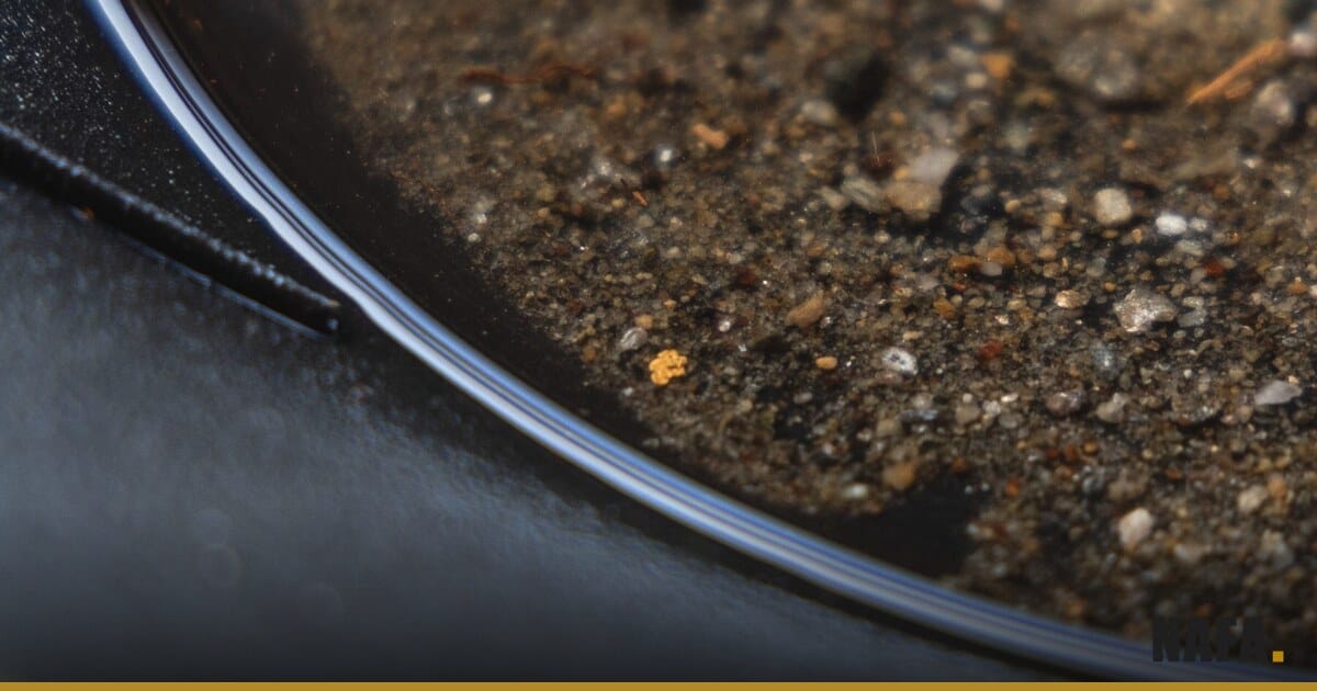 Pépite d'or brute dans du gravier, illustration de l'exploitation aurifère