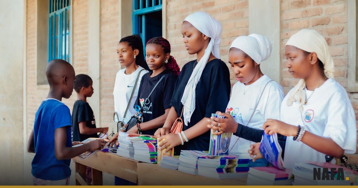 Distribution de fournitures scolaires à des enfants, scène communautaire
