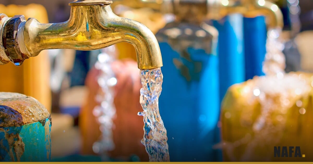 Robinets d'eau extérieurs avec eau qui coule