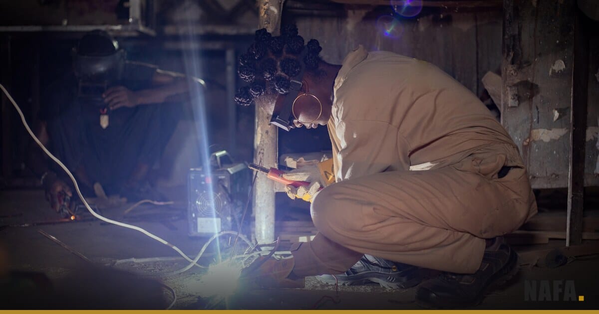 Jeune technicien en formation dans un atelier de soudure