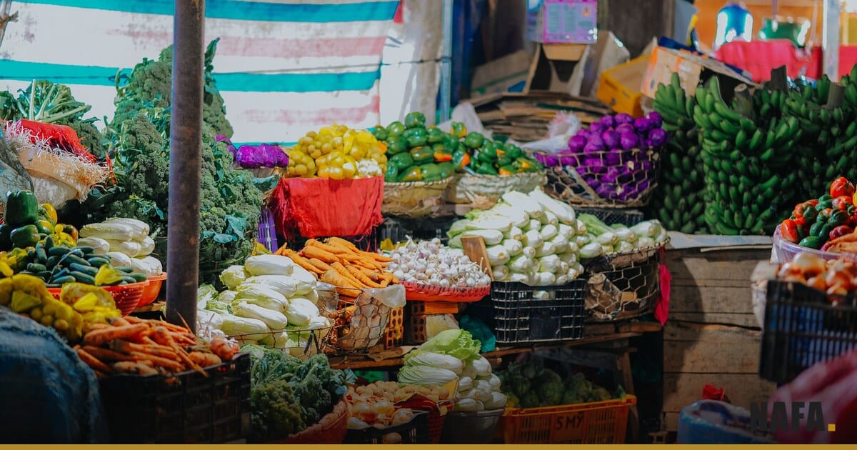 Sacs de récoltes et caisses dans une aire de chargement de marché agricole