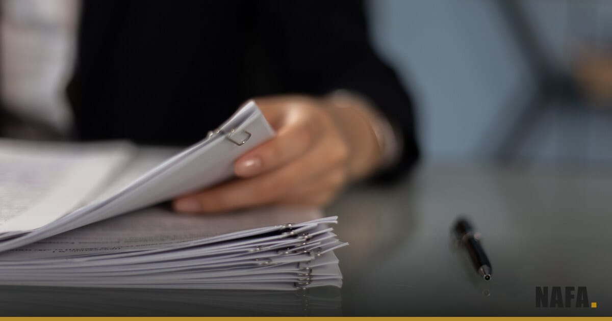 Mains triant des documents sur un bureau
