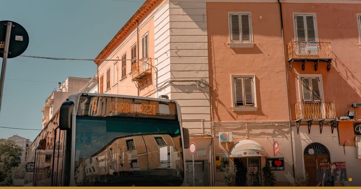 Bus urbain à un arrêt en ville (illustration)