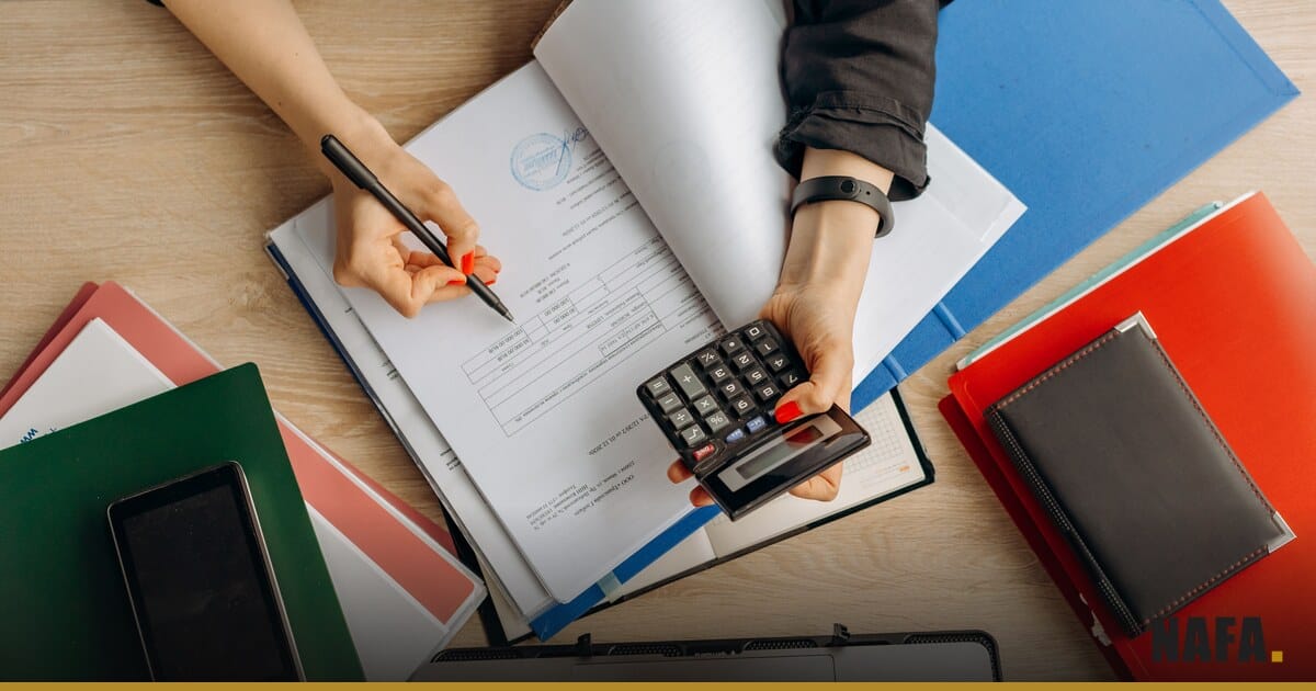 Analyse de documents financiers sur un bureau (illustration)