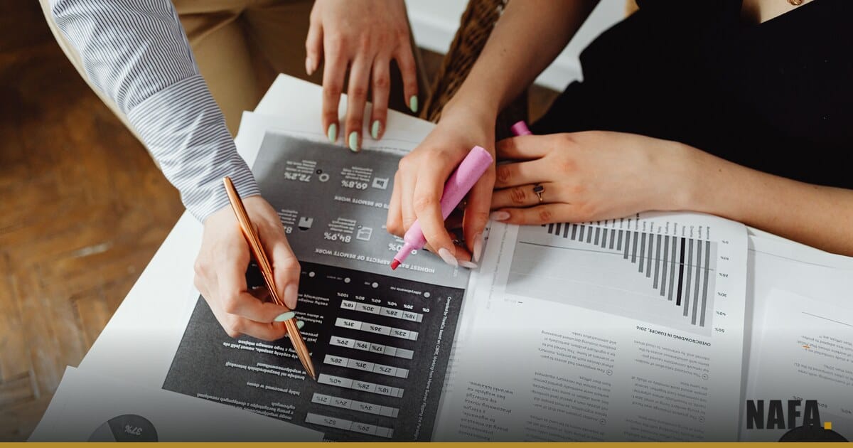 Documents financiers en gros plan (illustration)