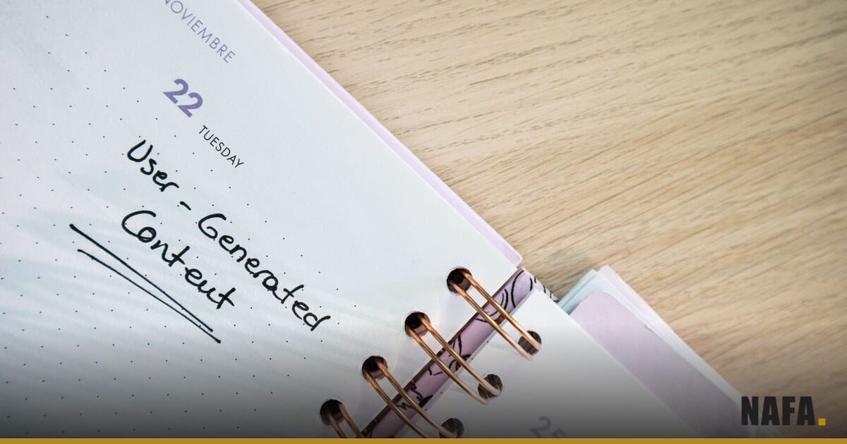 Un agenda ouvert tenu à la main pour organiser les périodes de congés scolaires.