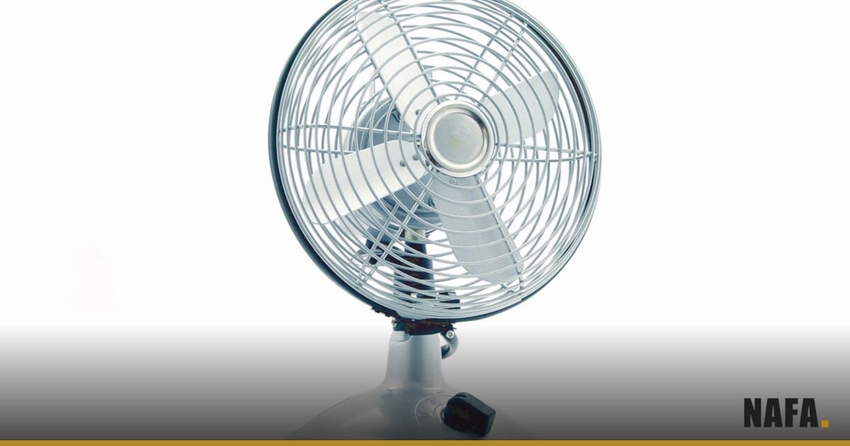 Ventilateur électrique domestique en gros plan, illustration de la consommation d'un appareil au kWh