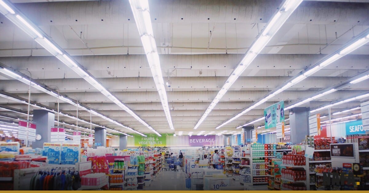 Rayons d'un magasin remplis de produits de grande consommation