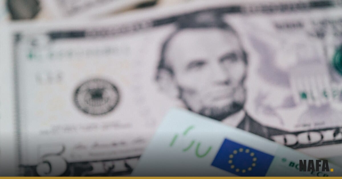 Billets de dollars et d'euros mélangés, illustration du taux de change