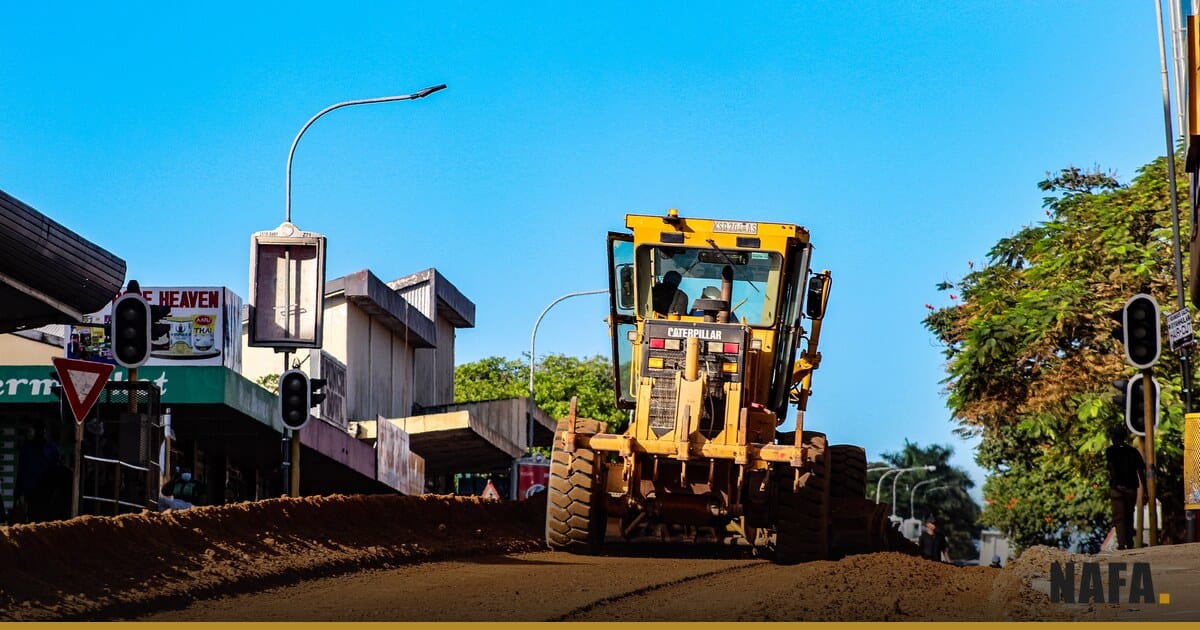 Chantier de construction routière en Afrique, engin de compactage sur une route en cours de réalisation