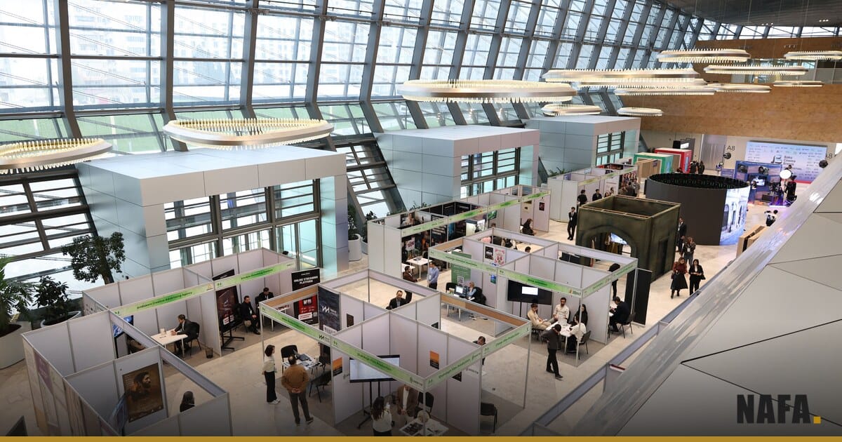 Stand d'exposition technologique avec écrans lors d'un salon professionnel