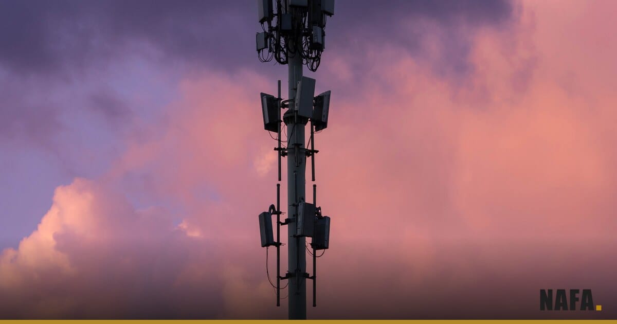 Pylone de telecommunication silhouette sur un ciel de coucher de soleil