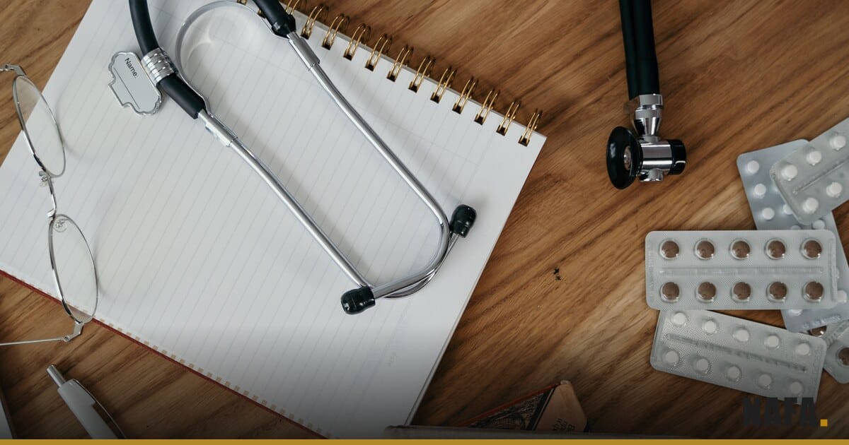 Un stéthoscope posé près d'un carnet pour illustrer le budget santé.