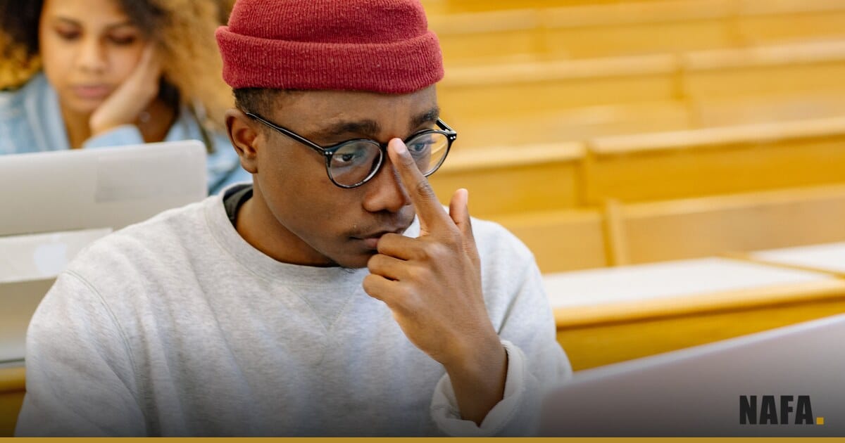 Étudiants prenant des notes dans un amphithéâtre universitaire
