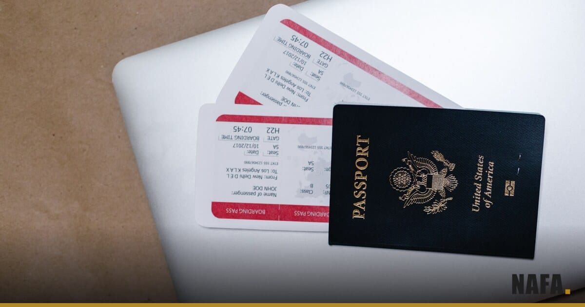 Passeport et cartes d'embarquement posés sur un ordinateur portable, gros plan.