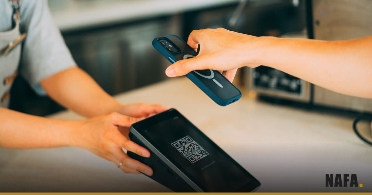 Main scannant le QR code d'une attestation d'assurance automobile avec un smartphone