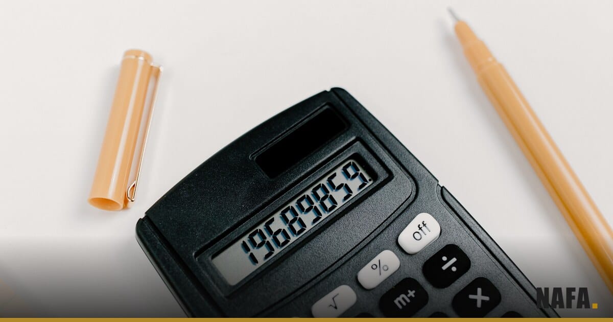 Calculatrice et pièces de monnaie, illustration du budget et des finances publiques
