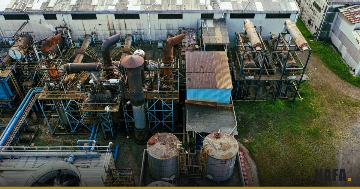Installations industrielles de stockage de carburant vues de haut