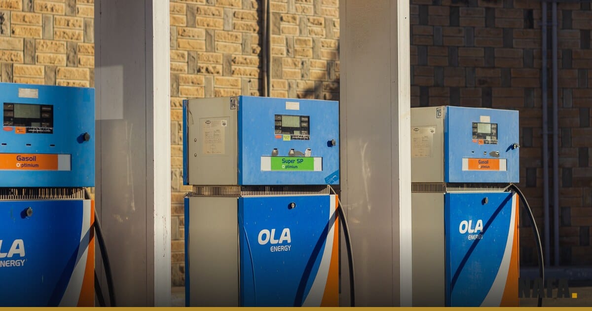 Pompes à carburant d'une station-service en Afrique de l'Ouest