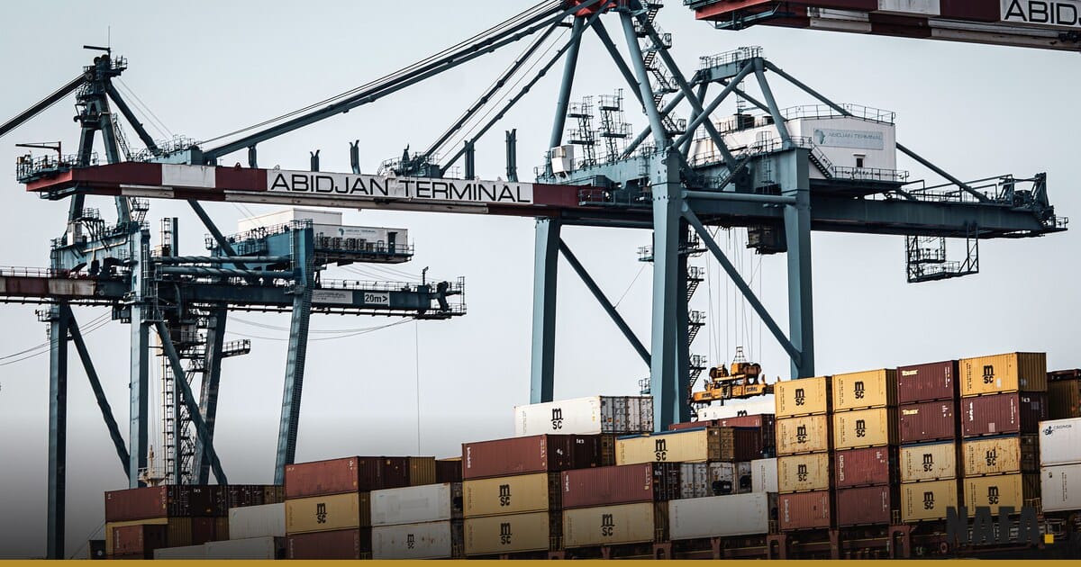 Grues et conteneurs au port d'Abidjan
