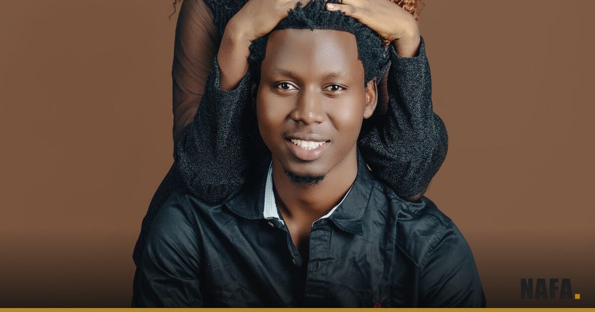 Parent tenant un enfant dans les bras, portrait de famille africaine