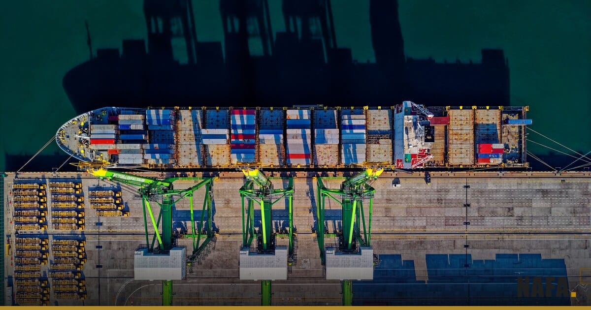 Vue aérienne d'un port de conteneurs, symbole du commerce international