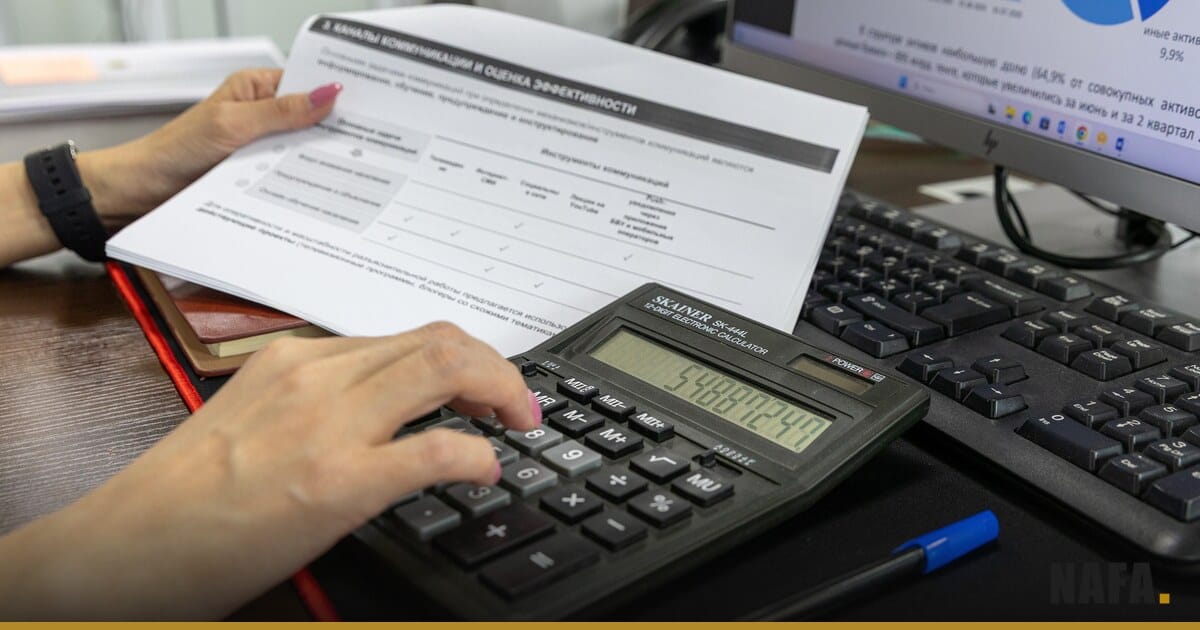 Calcul de documents financiers sur un bureau
