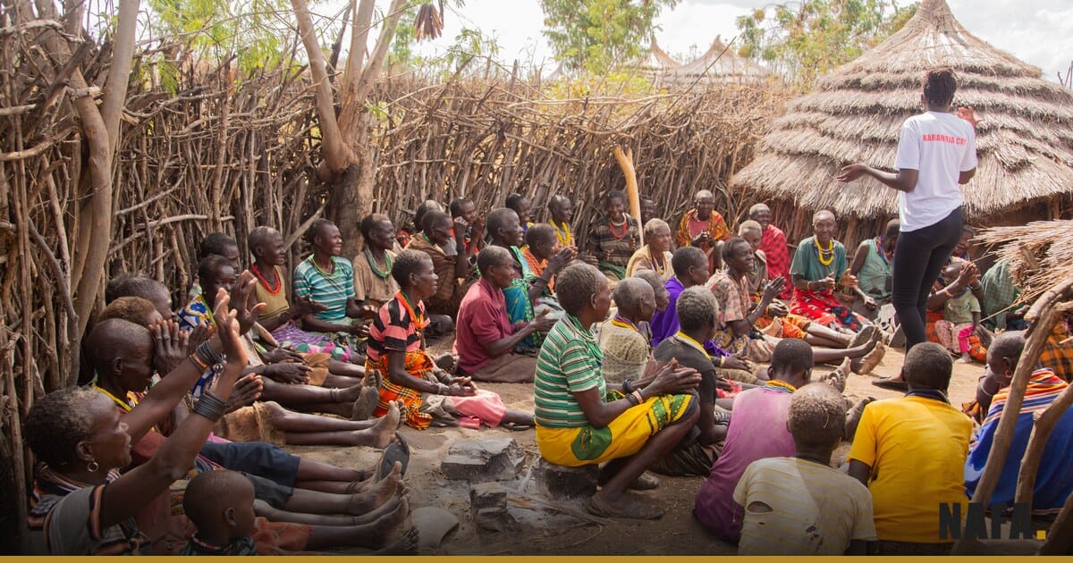 Rassemblement communautaire dans un village africain, illustration des organisations de jeunesse