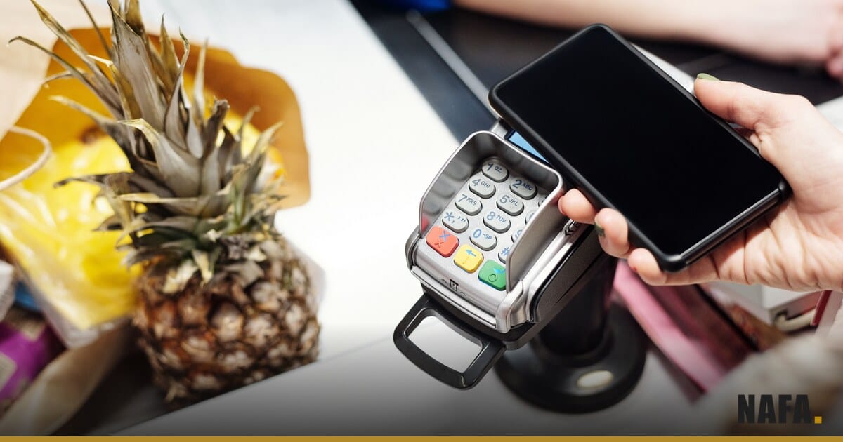 Personne effectuant un paiement sans contact avec un smartphone