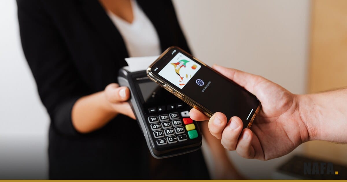 Personne effectuant un paiement sans contact avec un smartphone
