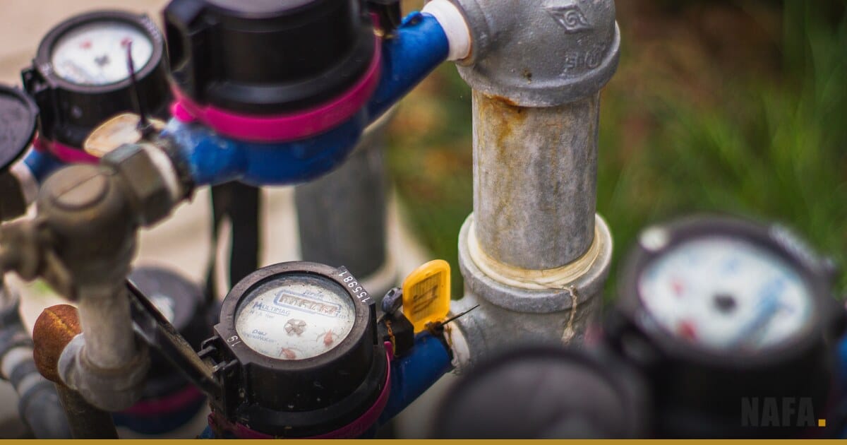 Cadran d'un compteur d'eau domestique installé sur une canalisation