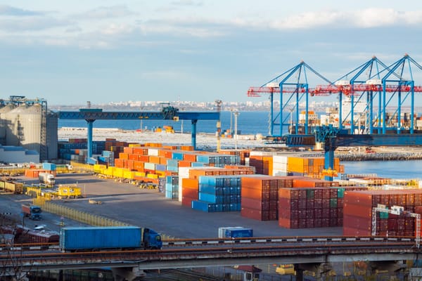 Port à conteneurs avec grues portuaires et piles de conteneurs colorés
