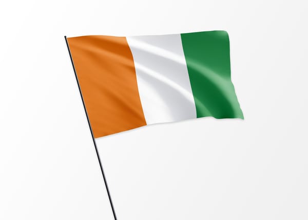 Drapeau de la Côte d'Ivoire, orange, blanc et vert, flottant sur fond clair
