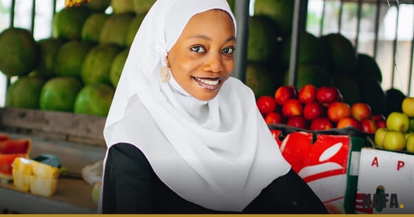 Jeune femme entrepreneure vendant des produits sur un étal de marché en Afrique de l'Ouest