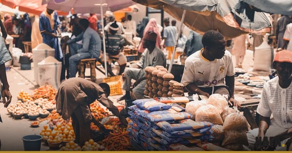 Scène de marché africain avec étals de produits frais
