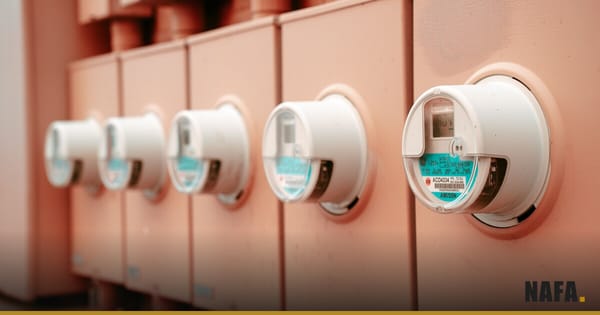 Rangée de compteurs électriques industriels