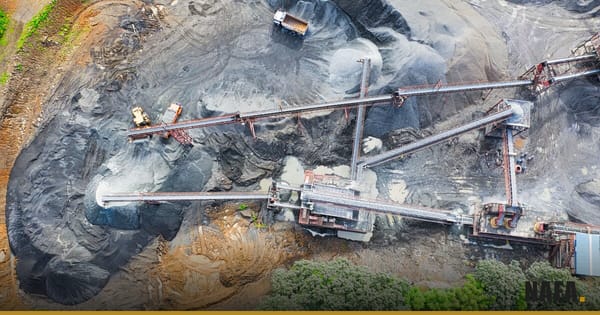 Site minier industriel avec bandes transporteuses et machines