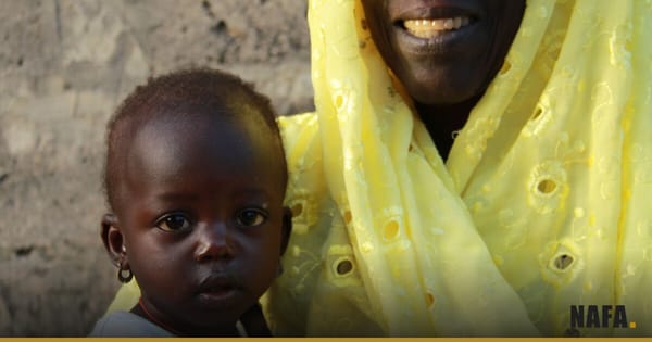 Femme âgée avec un enfant, scène de vie en Côte d'Ivoire