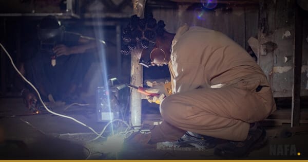 Jeune technicien en formation dans un atelier de soudure