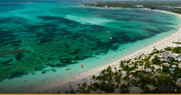Vue aerienne d'une plage aux eaux turquoise, illustration du secteur touristique