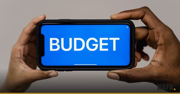 Mains tenant un smartphone, illustration des services bancaires gratuits