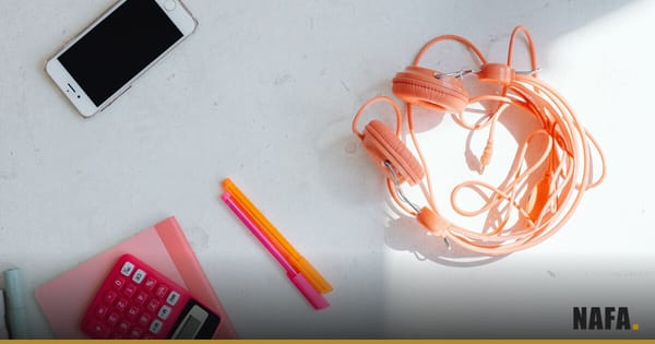 Carnet, calculatrice et stylo pour additionner les dépenses de transport.
