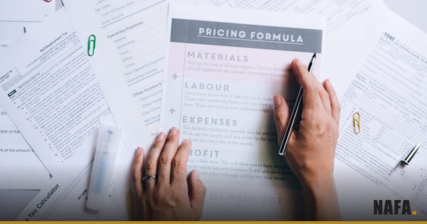 Deux feuilles de devis comparées sur un comptoir de commerce