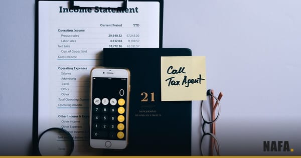 Fiche de paie et calculatrice sur un bureau
