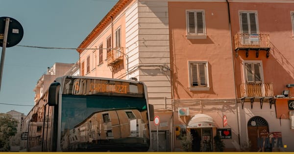 Bus urbain à un arrêt en ville (illustration)