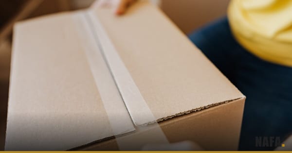 Colis avec étiquette de déclaration douanière sur un comptoir postal