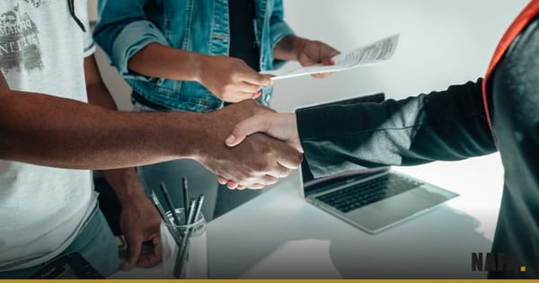 Poignée de main entre partenaires économiques dans un bureau moderne