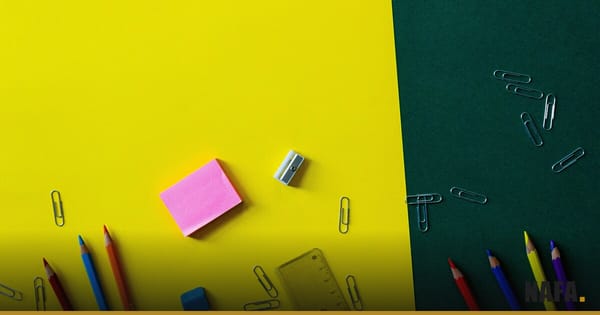 Fournitures scolaires (cahiers, crayons) sur une table