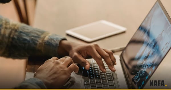 Jeune homme consultant une offre d'emploi en ligne sur un ordinateur portable